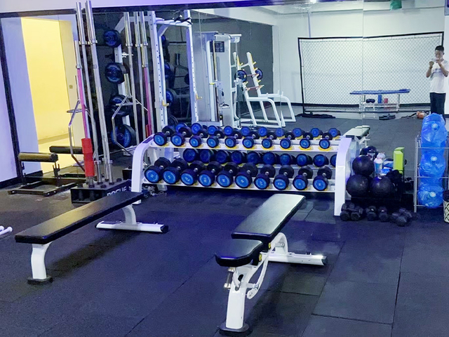 Equipos de gimnasio multiestación para escuelas.